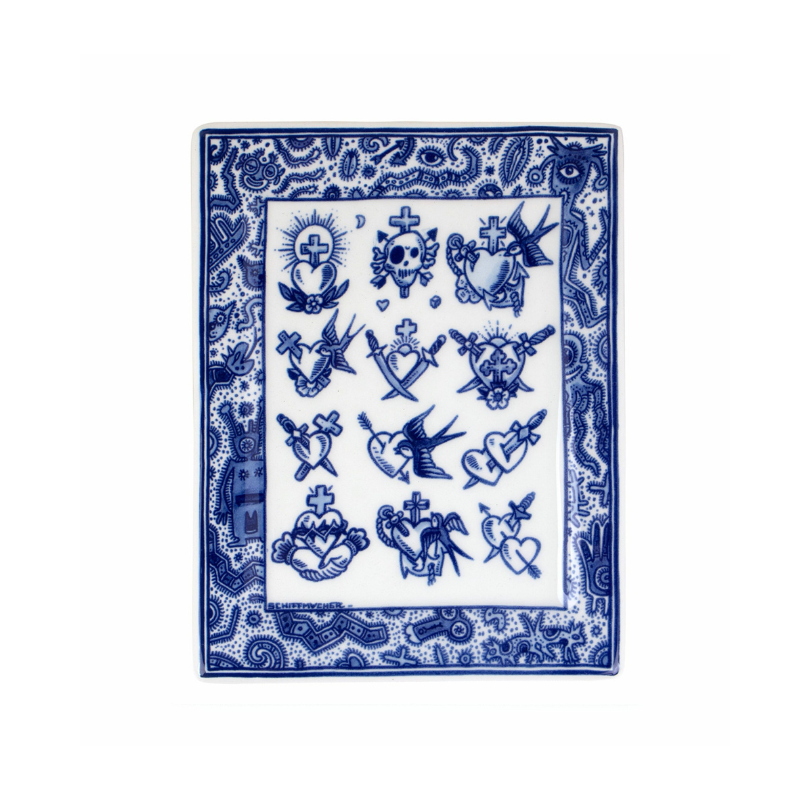 Royal Delft Schiffmacher Applique Old School Collection — Delfts blauw wandbord met liefdestattoeage motief