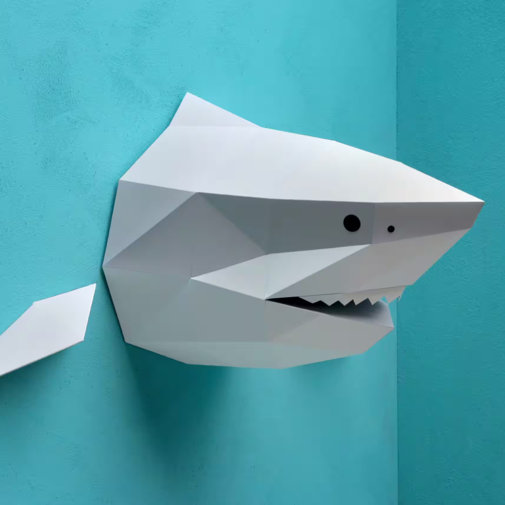 Grijze Assembli 3D-puzzel haaienkop van zijkant op blauwe muur