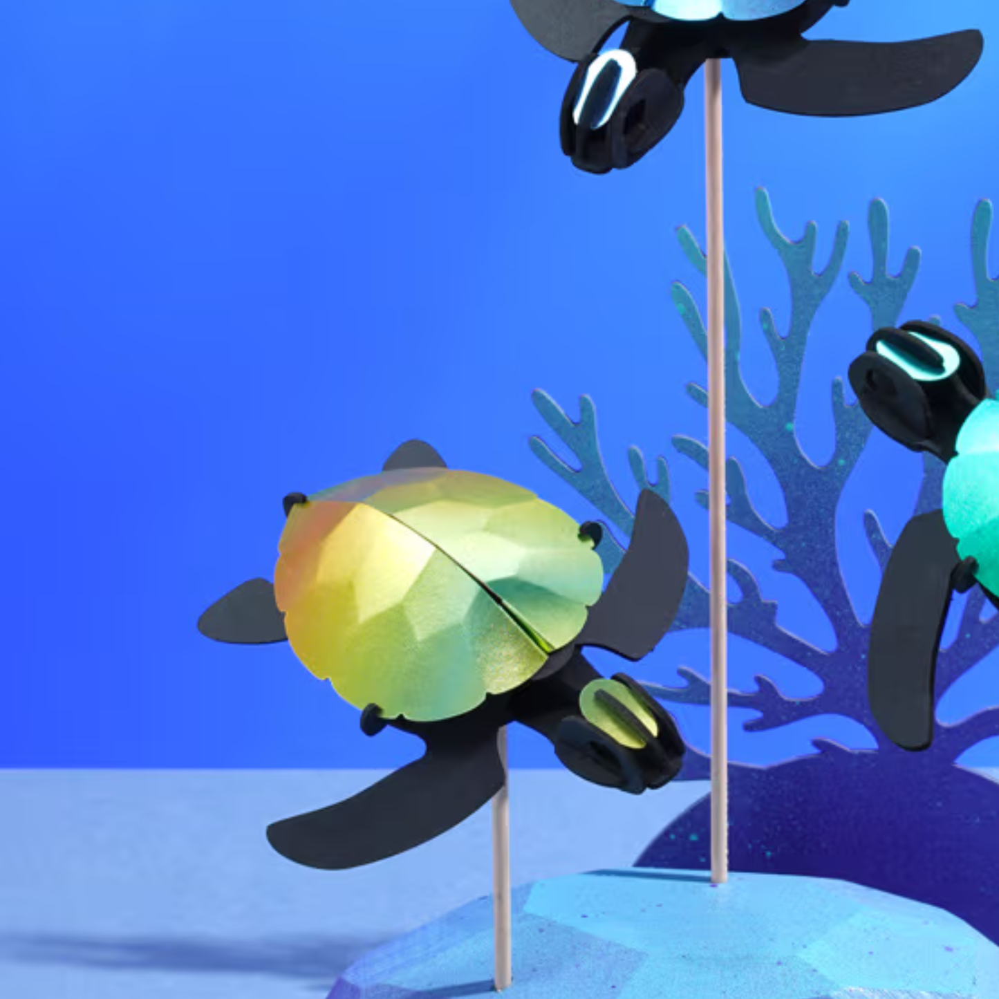 Assembli papieren zeeschildpad baby 3D-puzzel mango groen in een sfeervolle onderwaterwereld setting met blauwe achtergrond en koraal.