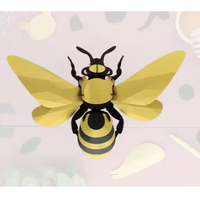 Grote Assembli 3D-puzzel honingbij uitgevoerd in luxe goud en zwart papier.