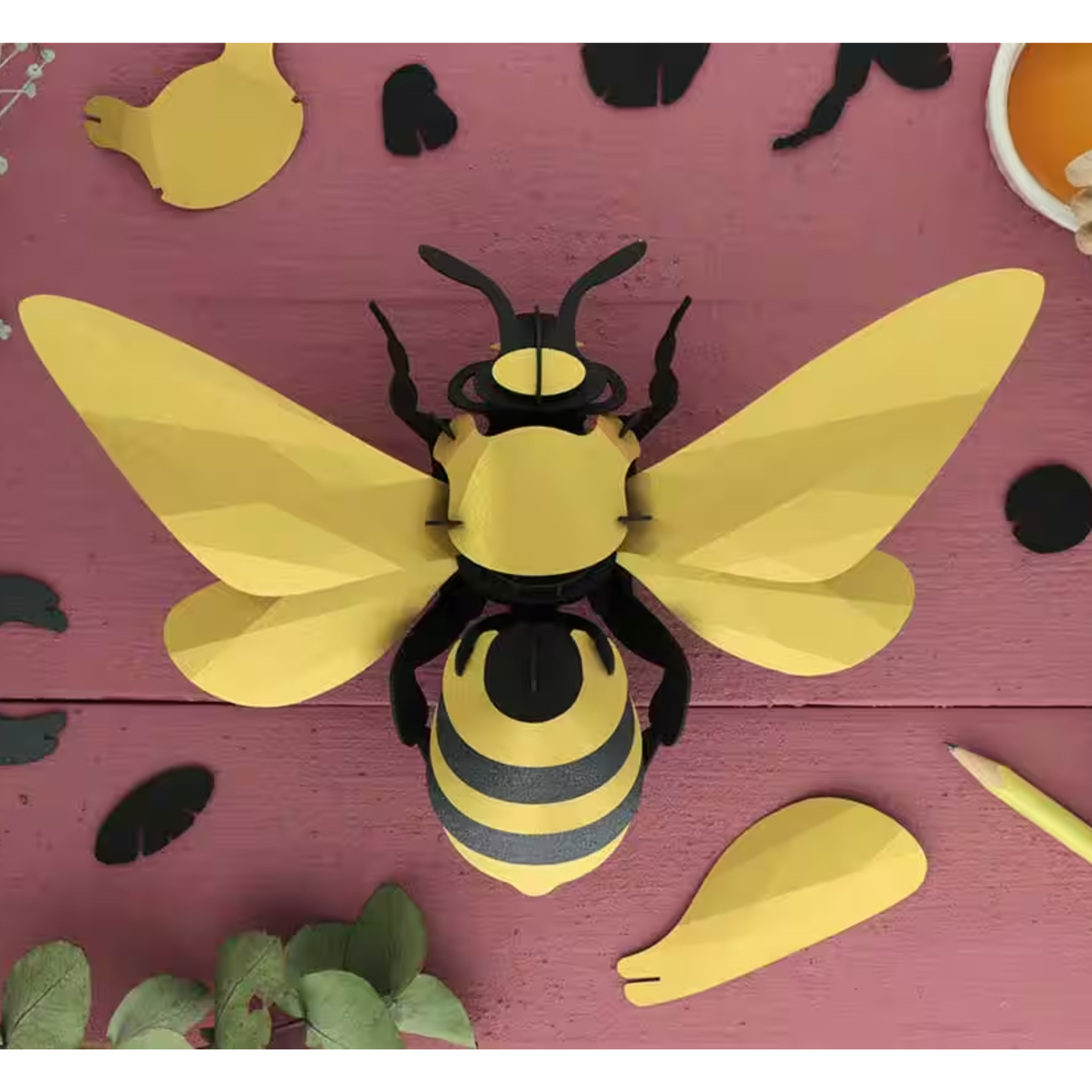 Grote Assembli 3D-puzzel honingbij uitgevoerd in luxe goud en zwart papier. op paarse achtergornd