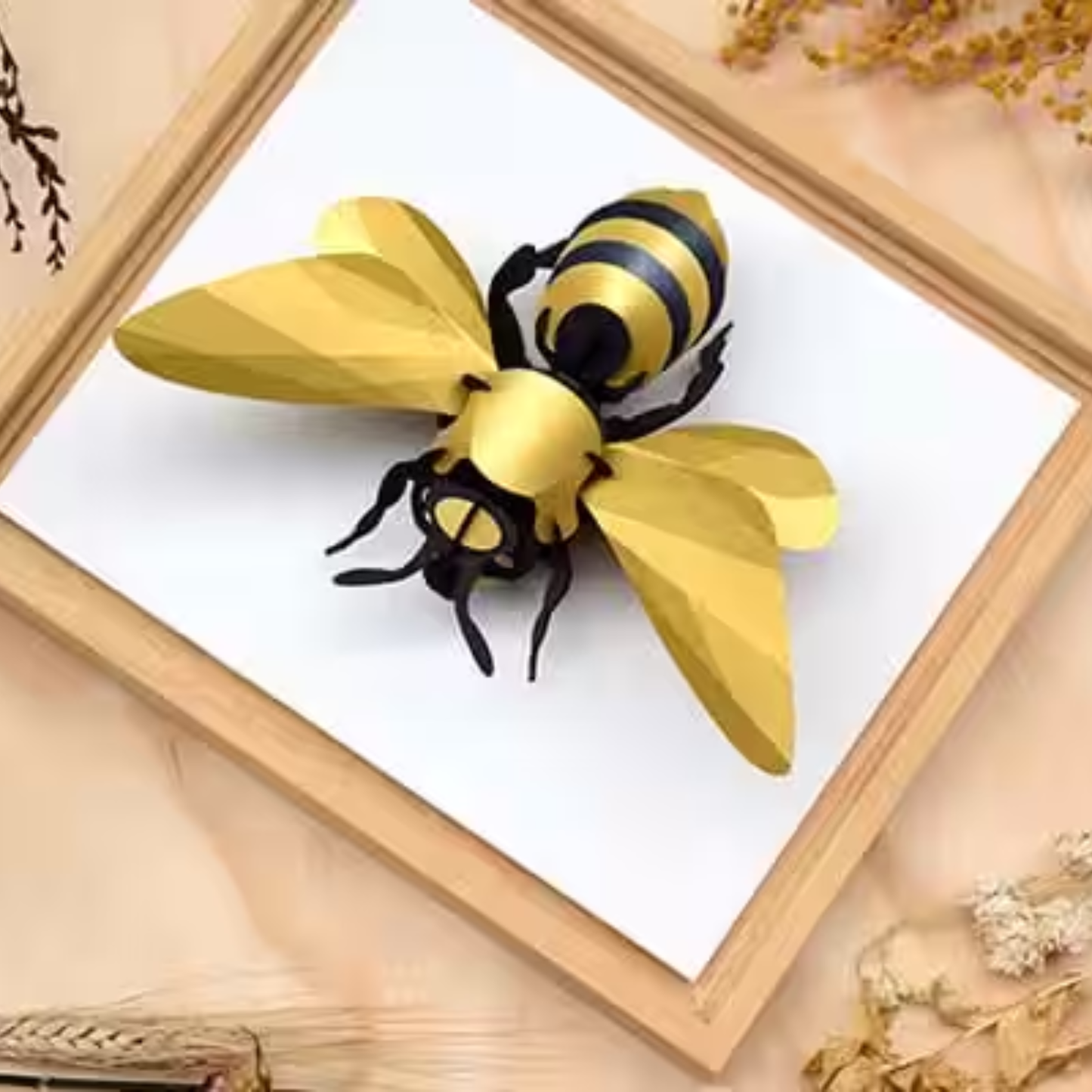 Grote Assembli 3D-puzzel honingbij uitgevoerd in luxe goud en zwart op houten lijst