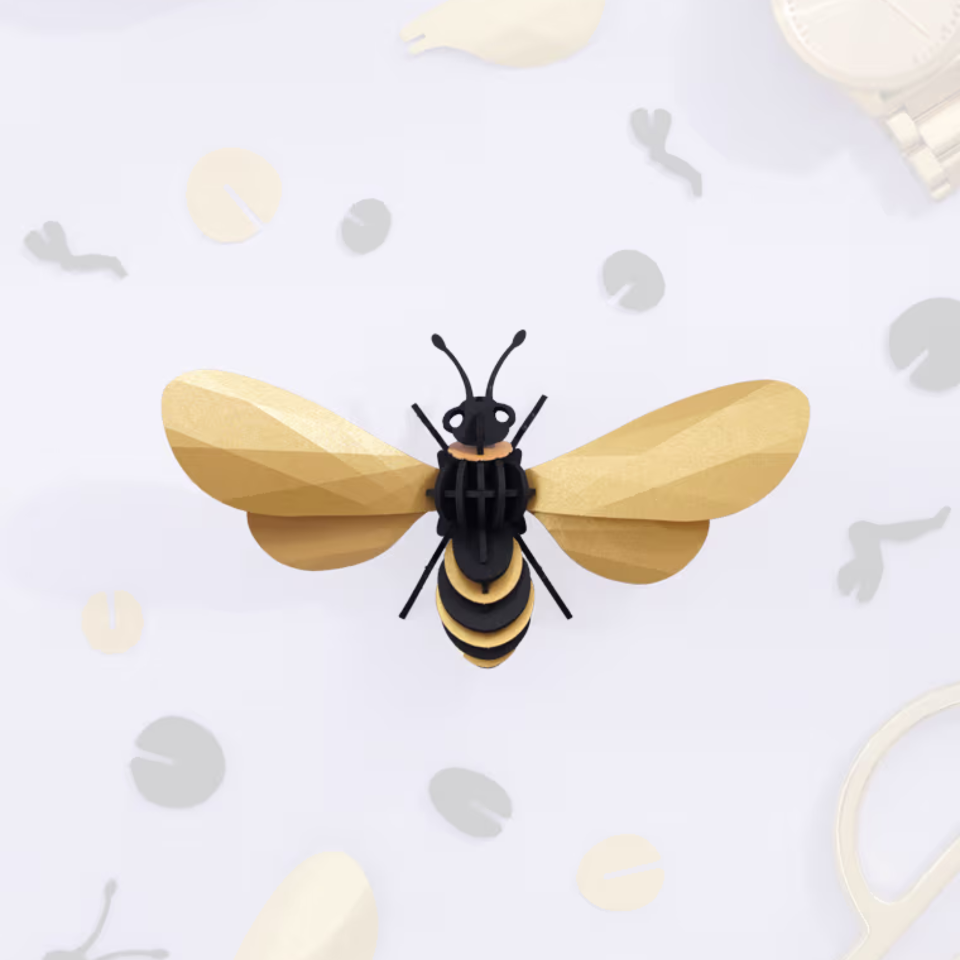 Assembli 3D-puzzel Honingbij goud bovenaanzicht op lichte achtergrond