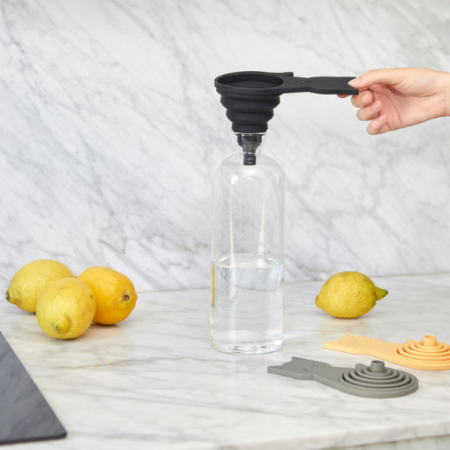 Balvi_Trechter_Meow_siliconenrubber_zwart_magnetisch_sfeer