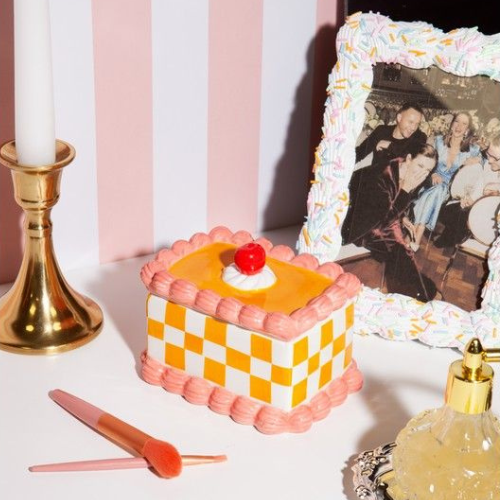 DOIY Sweetie Opbergdoos - Rectangle Cake op make-up tafel met deksel