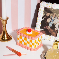 DOIY Sweetie Opbergdoos - Rectangle Cake op make-up tafel met deksel