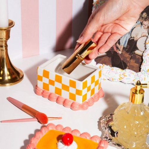 DOIY Sweetie Opbergdoos - Rectangle Cake open en met hand bij make-up tafel