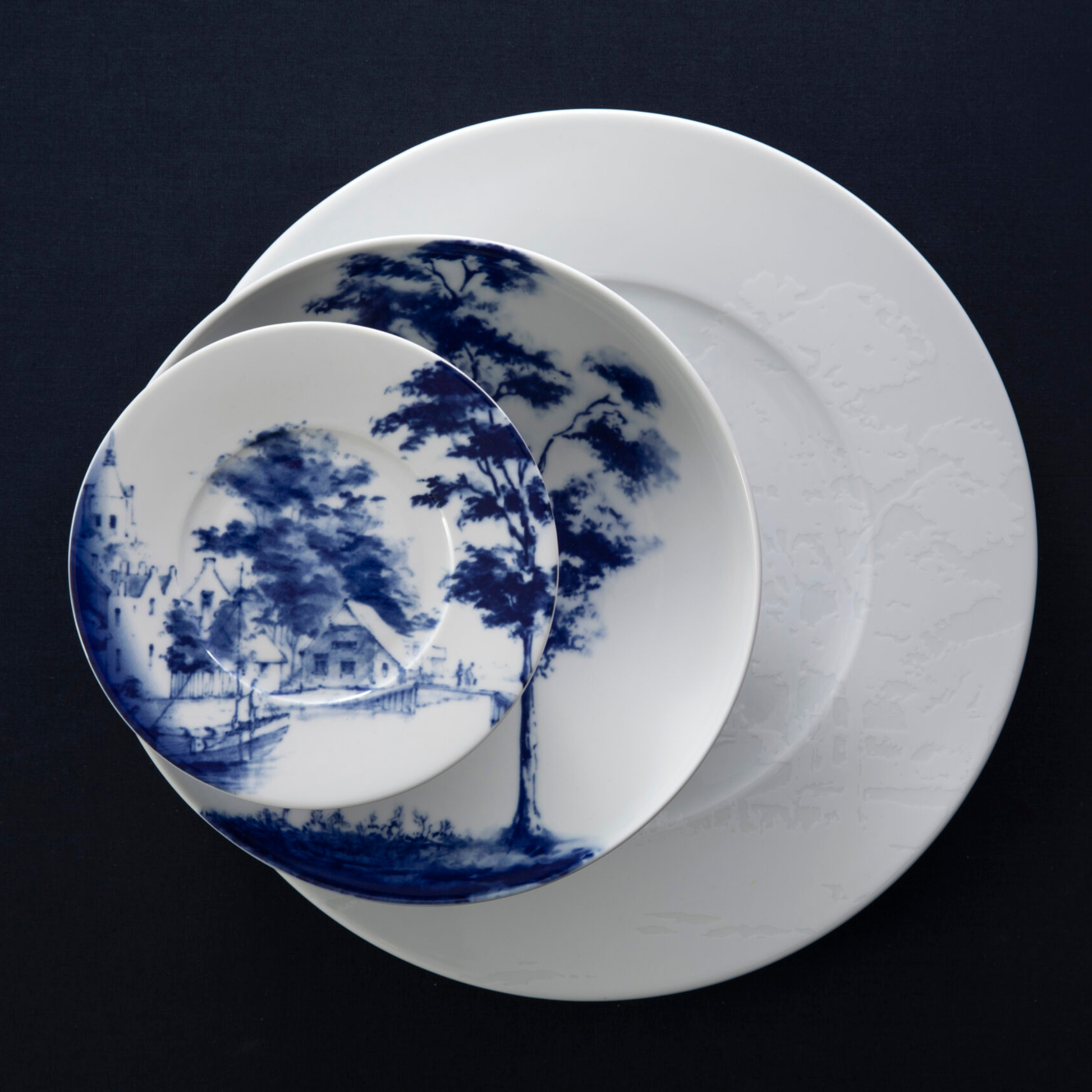 Gestapelde-Royal-Delft-Dutch-Dawn-gebaksbordjes-op-gedekte-tafel