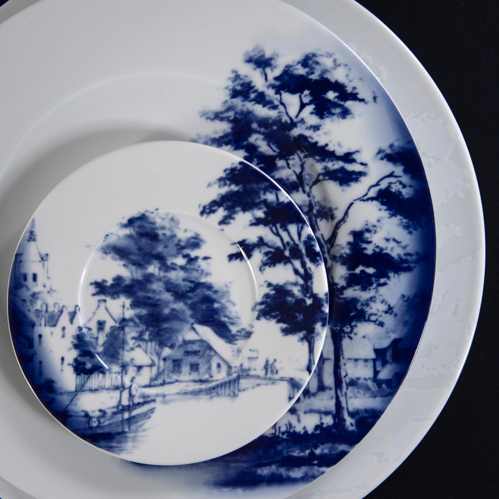 Detail-modern-Delfts-Blauw-landschap-op-Royal-Delft-cake-bord
