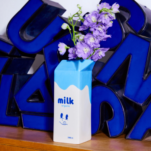 Keramische melkpak vaas met bloemen – Fluid Market