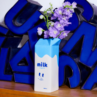 Keramische melkpak vaas met bloemen – Fluid Market