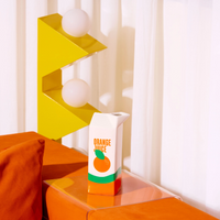 Vaas in vorm van pak sinaasappelsap – Fluid Market