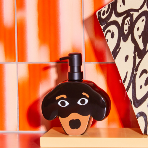 Design zeepdispenser hond in moderne badkamer