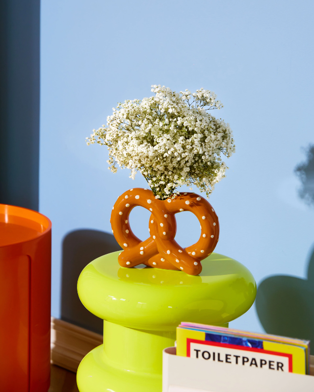 Keramische pretzel vaas met bloemen – Fluid Market