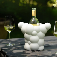 Frederik Roije Breezy Bubbles flessenkoeler keramiek wit sfeer foto met wijnfles