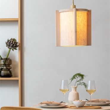 Houten-hanglamp-Corsica-Good-Mojo-boven-houten-bijzettafel