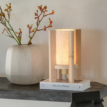 Houten-tafellamp-Corsica-op-modern-dressoir-sfeerverlichting