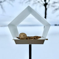 Heeej! Big DIamond vogelhuis wit-zand in tuin in de sneeuw met voer er in 