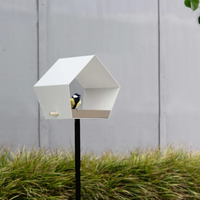 Heeej! Big DIamond vogelhuis wit-zand in tuin op poot zichtbaar