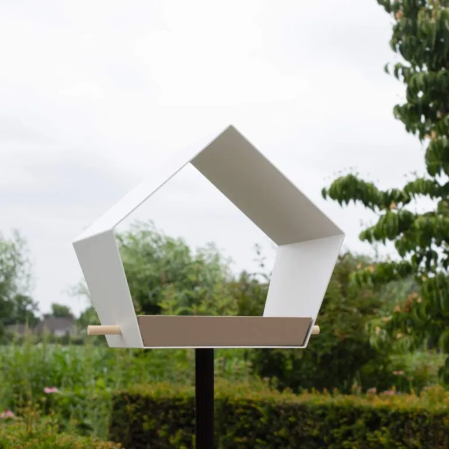 Heeej! Big DIamond vogelhuis wit-zand in tuin