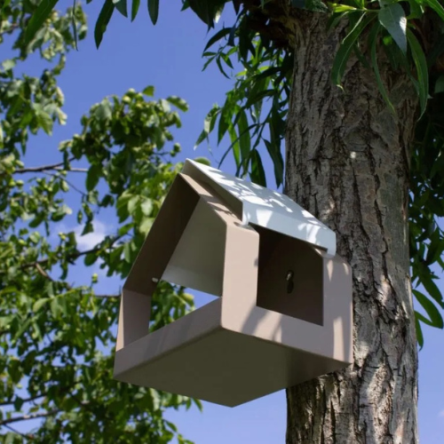 Hey! Der Barn sandfarbene, metallene, wandmontierte Vogelfutterspender