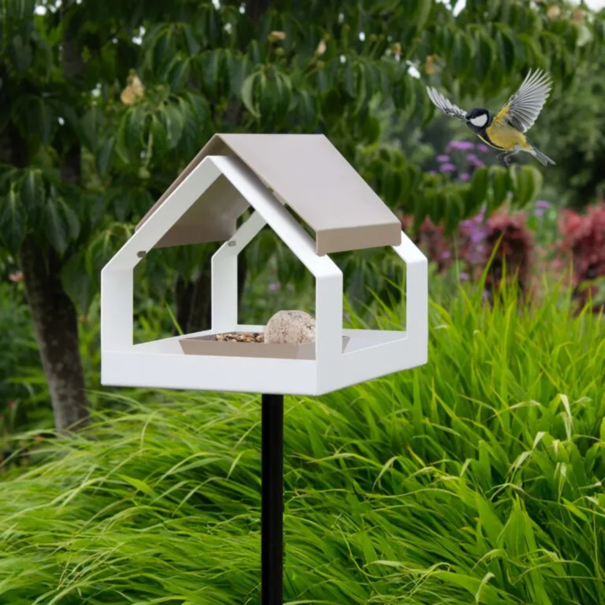 Heeej the Barn vogelhuis wit-zand in tuin met aanvliegende  vogel