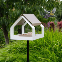 Heeej the Barn vogelhuis wit-zand in tuin met aanvliegende  vogel