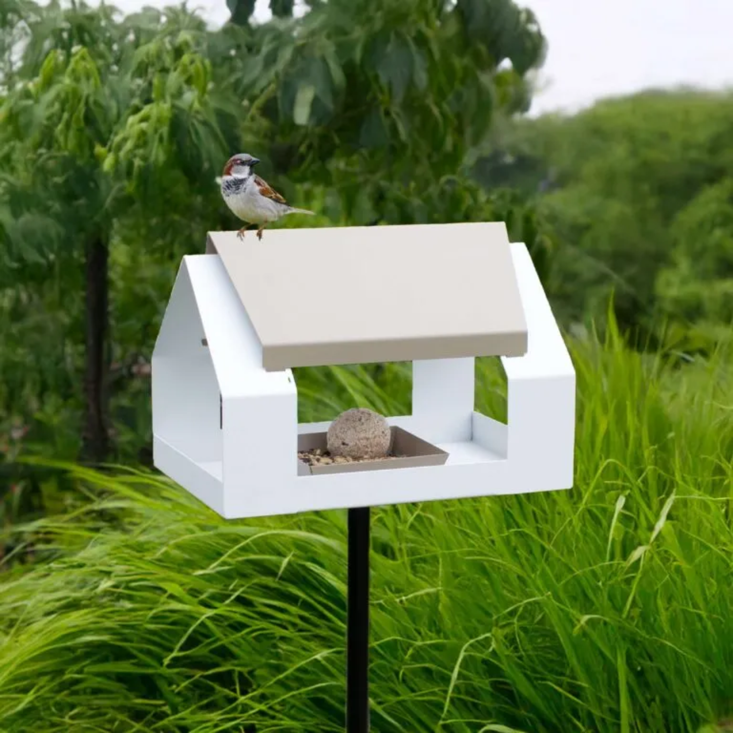 Heeej the Barn vogelhuis wit-zand met  een musje erbovenop