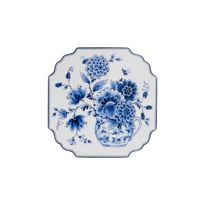 Heinen Delfts Blauw applique Stilleven Cabinet des Fleurs, vierkant keramiek wandobject met een Delfts blauwe waterkan vol bloemen