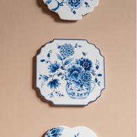 Modern Delfts blauw wandobject aan een lichte roze muur, uit de Cabinet des Fleurs collectie