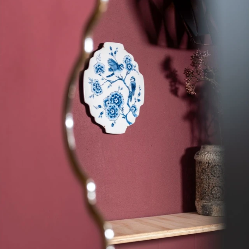 Heinen Delfts Blauw applique Vogels Cabinet des Fleurs, keramiek wandobject met golvende rand, vogels en bloeiende takken te zien in spiegel