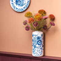Hoge Delfts blauwe cilindervaas met bloeiende takken op een dressoir, uit de Cabinet des Fleurs collectie voor roze muur