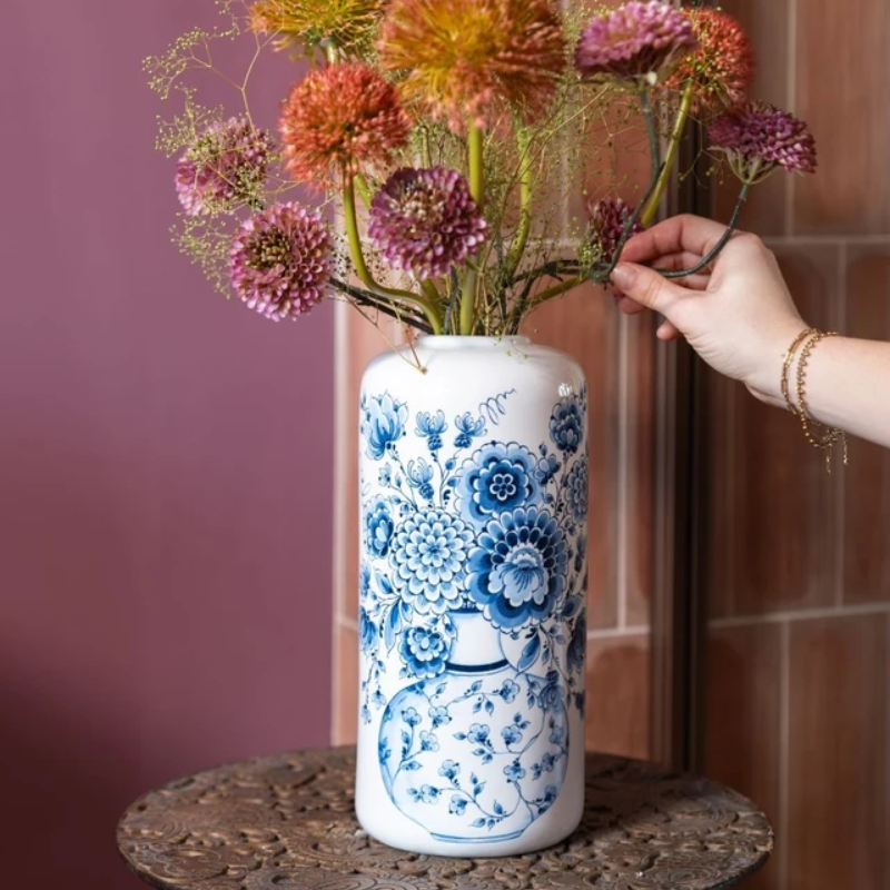Heinen Delfts Blauw cilindervaas Wit Cabinet des Fleursvan 31 cm met een Delfts blauwe bloemenvaas als decoratie met hand welke bloem in de vaas steekt
