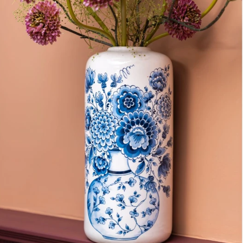 Hoge Delfts blauwe cilindervaas met bloeiende takken op een dressoir, uit de Cabinet des Fleurs collectie