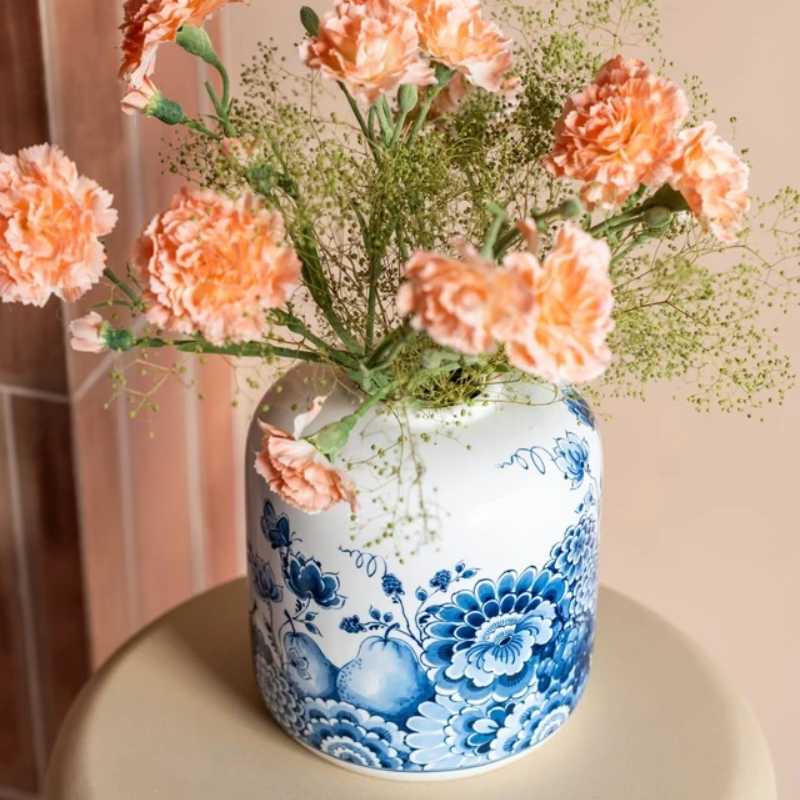 Heinen Delfts Blauw vaas Fruit Cabinet des Fleurs, keramische cilindervaas van 17 cm met fruit- en bloemendecoratie op kruk