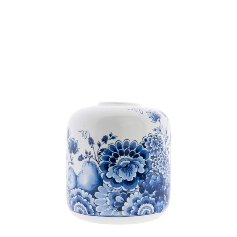 Heinen Delfts Blauw vaas Fruit Cabinet des Fleurs, keramische cilindervaas van 17 cm met fruit- en bloemendecoratie op witte achtergrond