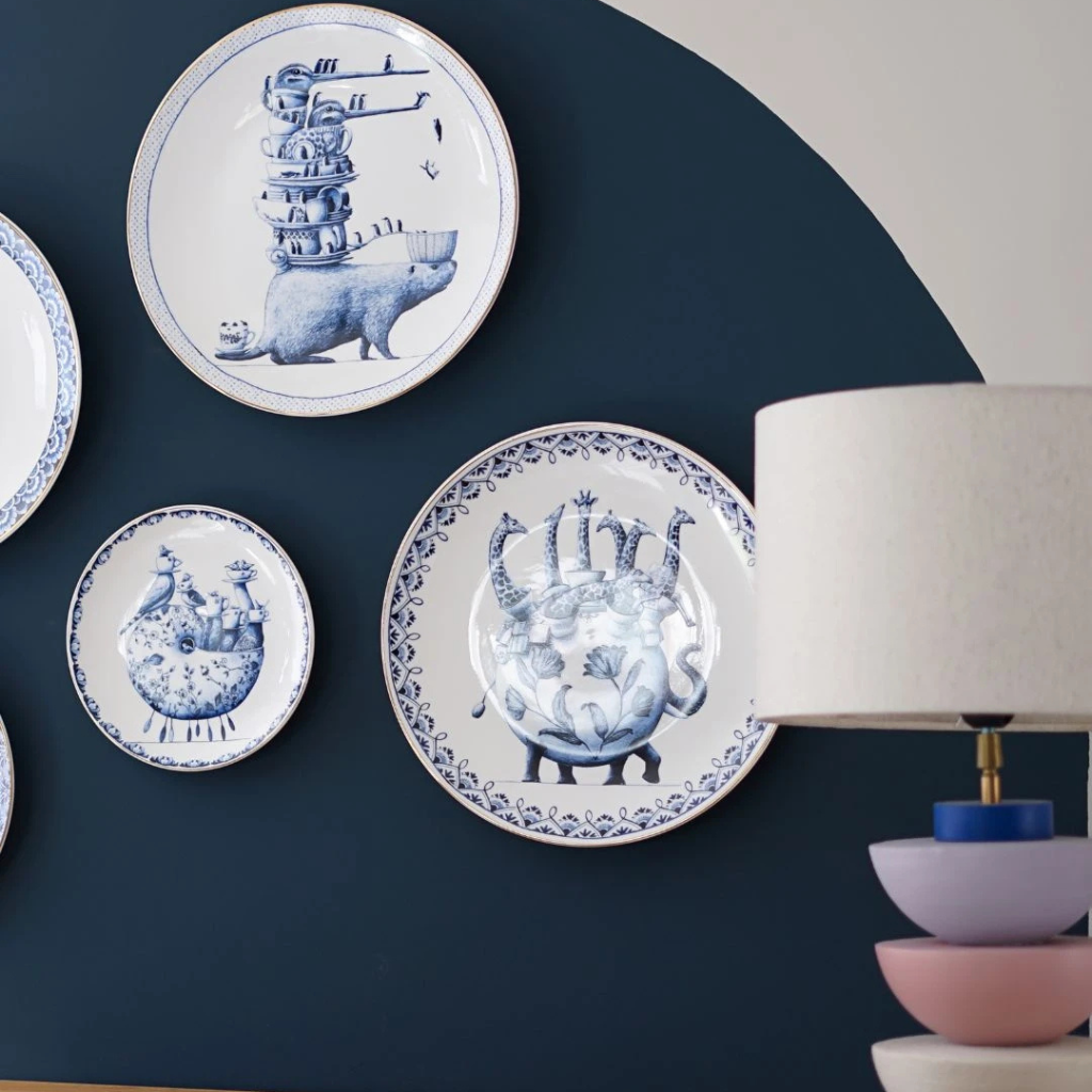 Delfts blauw wandbord met bever en pinguïns van Redmer Hoekstra aan de muur