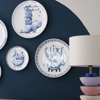 Delfts blauw wandbord met bever en pinguïns van Redmer Hoekstra aan de muur