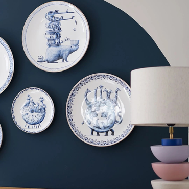 Delfts blauw wandbord met bever en pinguïns van Redmer Hoekstra aan de muur