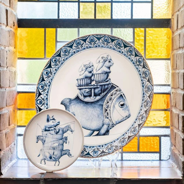 Delfts blauw wandbord met vis en konijntjes van Redmer Hoekstra aan de muur