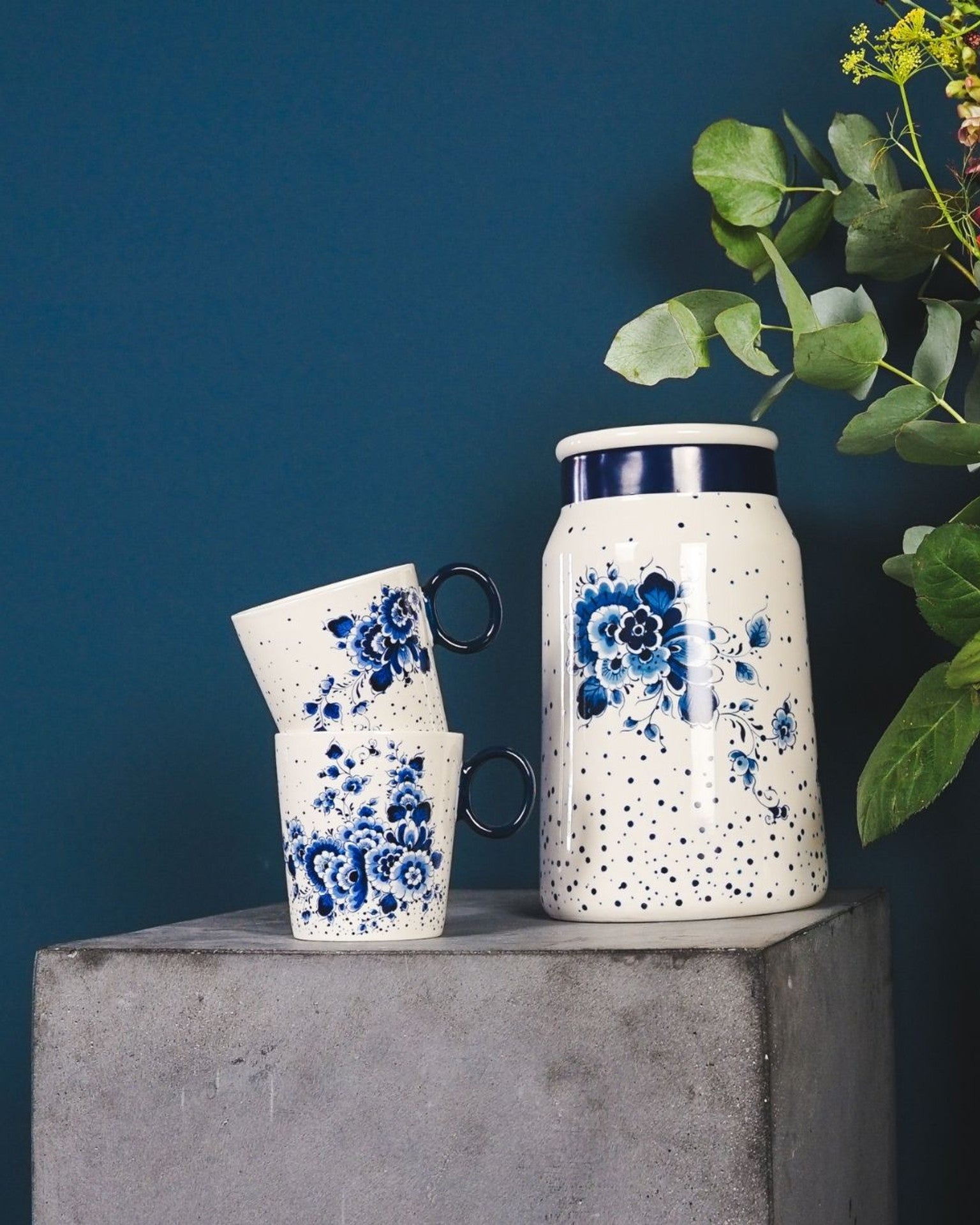 Heinen Delfts Blauwe melkbusvaas stip medium sfeerbeeld