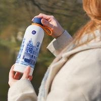 Heinen Delfts blauw waterfles grachtenpand