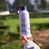 Heinen Delfts blauw waterfles roze bosvogels sfeerfoto