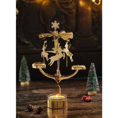 Moses kerstcarrousel goud in sfeer met kaars brandend