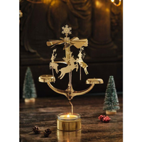 Moses kerstcarrousel goud in sfeer met kaars brandend