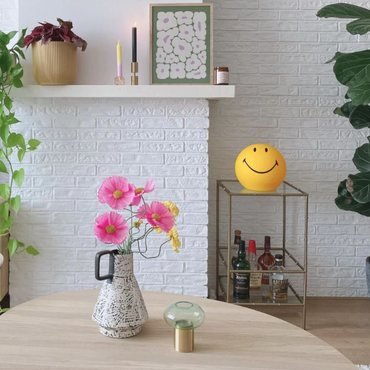 Mr. Maria Smiley Star light lamp in woonkamer op transparante tafel voor witte muur