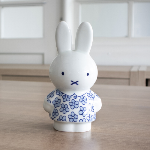 Nijntje in feestjurk – Royal Delft Delfts Blauw beeldje 15 cm op tafel