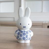 Nijntje in feestjurk – Royal Delft Delfts Blauw beeldje 15 cm op tafel