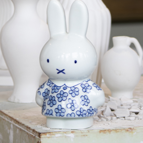 Nijntje in feestjurk – Royal Delft Delfts Blauw beeldje 15 cm sfeer