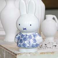 Nijntje in feestjurk – Royal Delft Delfts Blauw beeldje 15 cm sfeer